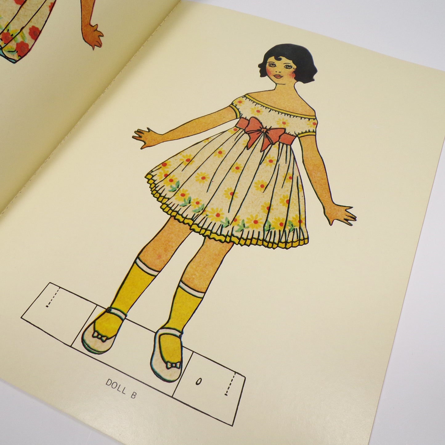 Anonymous - Old Fashioned Cut-Out Paper Dolls and Costumes - First Edition