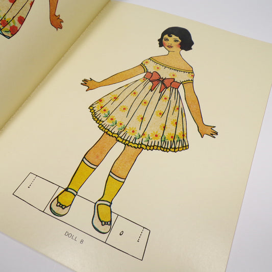 Anonymous - Old Fashioned Cut-Out Paper Dolls and Costumes - First Edition